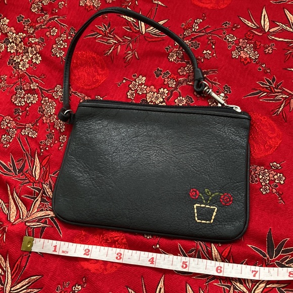 Fossil | leather wristlet with zip closure. Simple, compact and stylish. - Picture 3 of 6